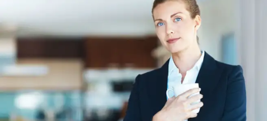 Frau mit Kaffeetasse